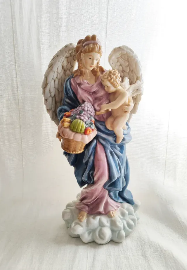 Statuina in porcellana di un angelo con bambino