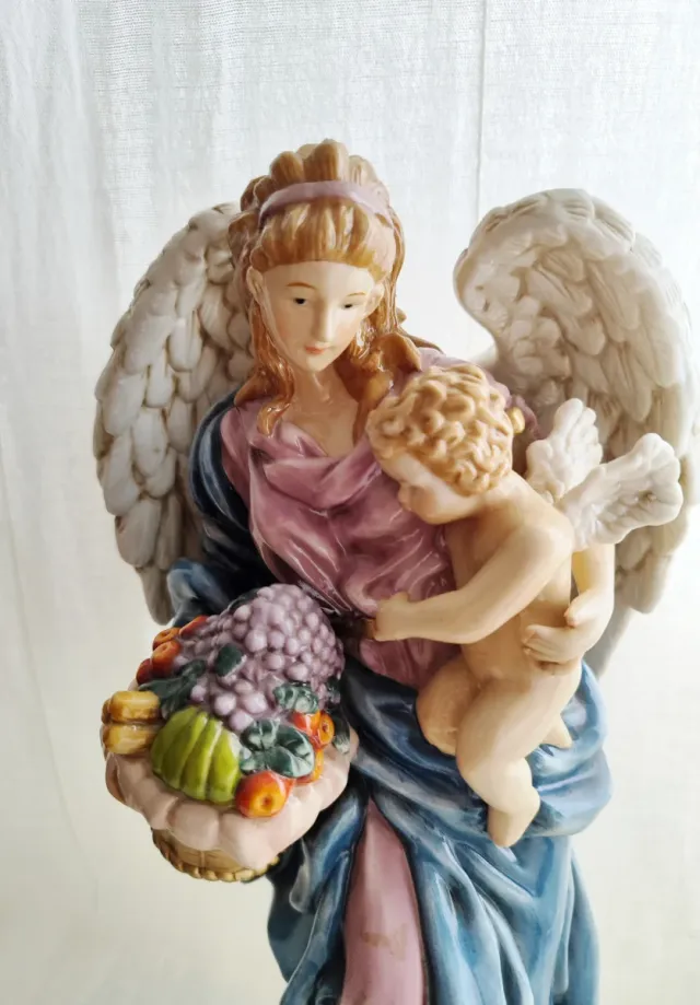 Statuina in porcellana di un angelo con bambino