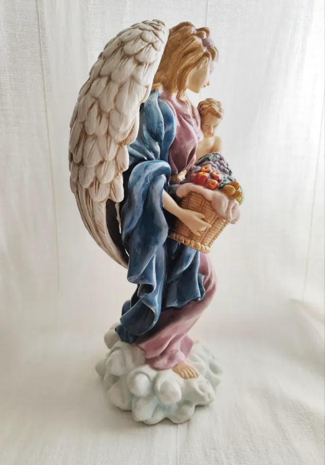 Statuina in porcellana di un angelo con bambino