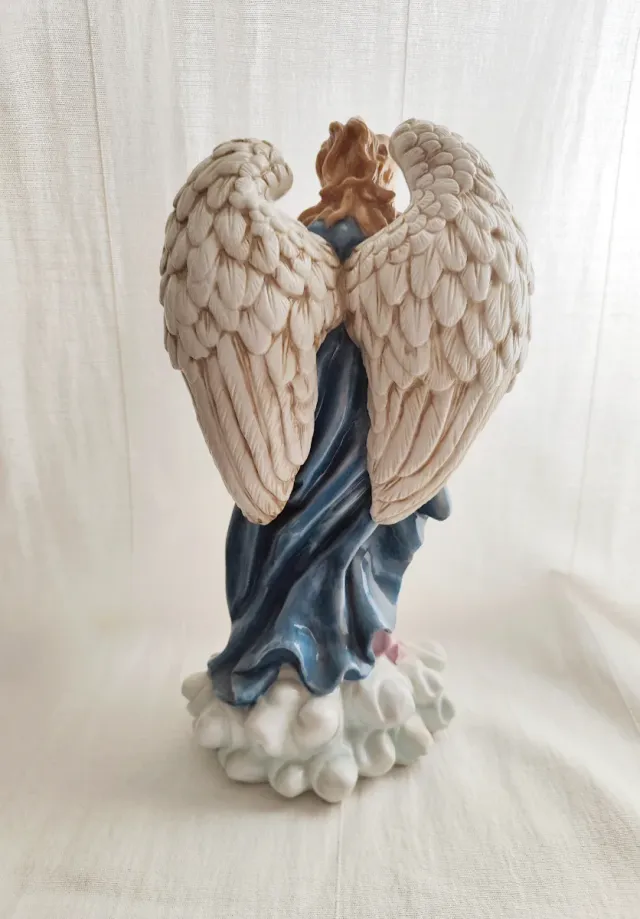 Statuina in porcellana di un angelo con bambino