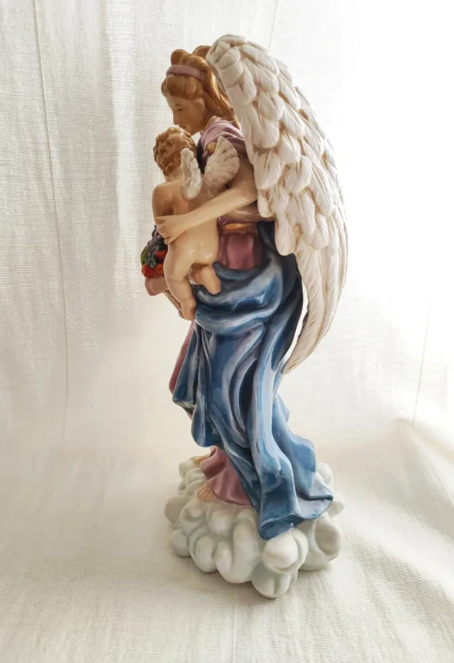 Statuina in porcellana di un angelo con bambino