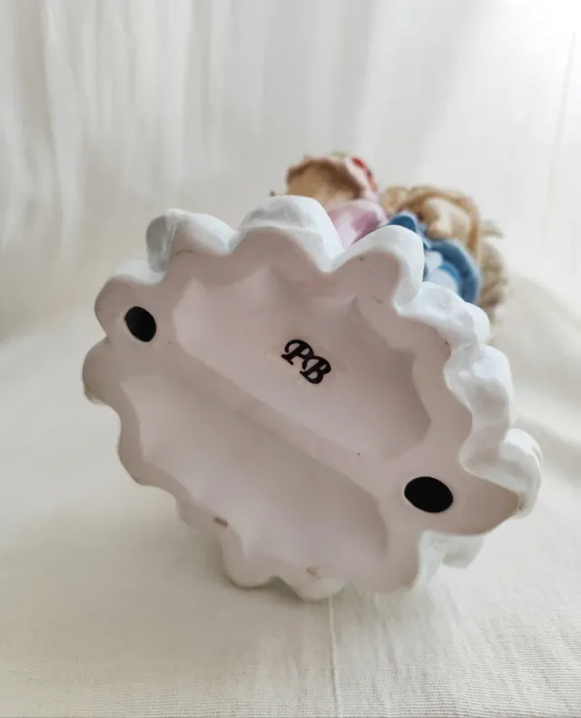 Statuina in porcellana di un angelo con bambino