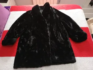 Abrigo de pelo negro