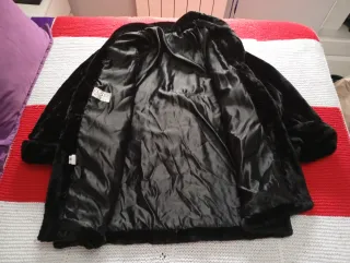 Abrigo de pelo negro