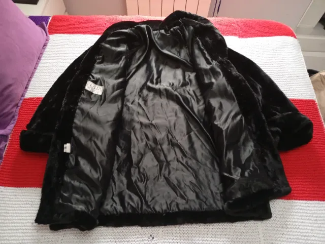 Abrigo de pelo negro