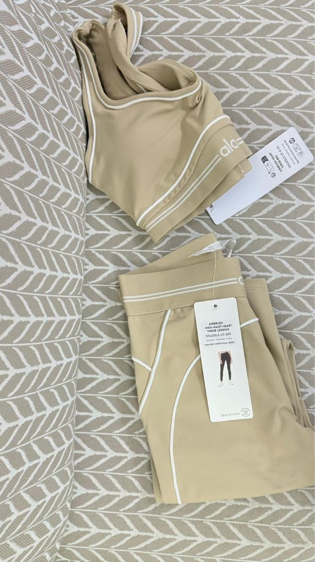 Conjunto deportivo Alo Yoga beige