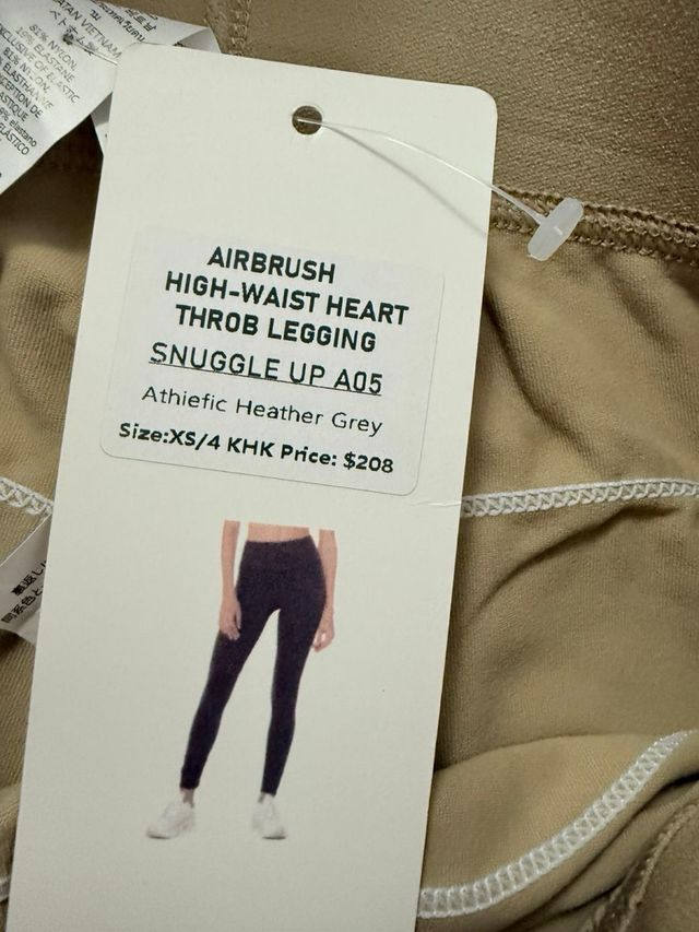 Conjunto deportivo Alo Yoga beige