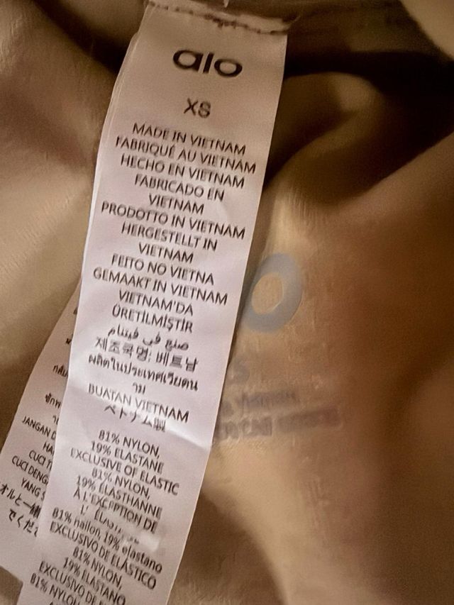 Conjunto deportivo Alo Yoga beige