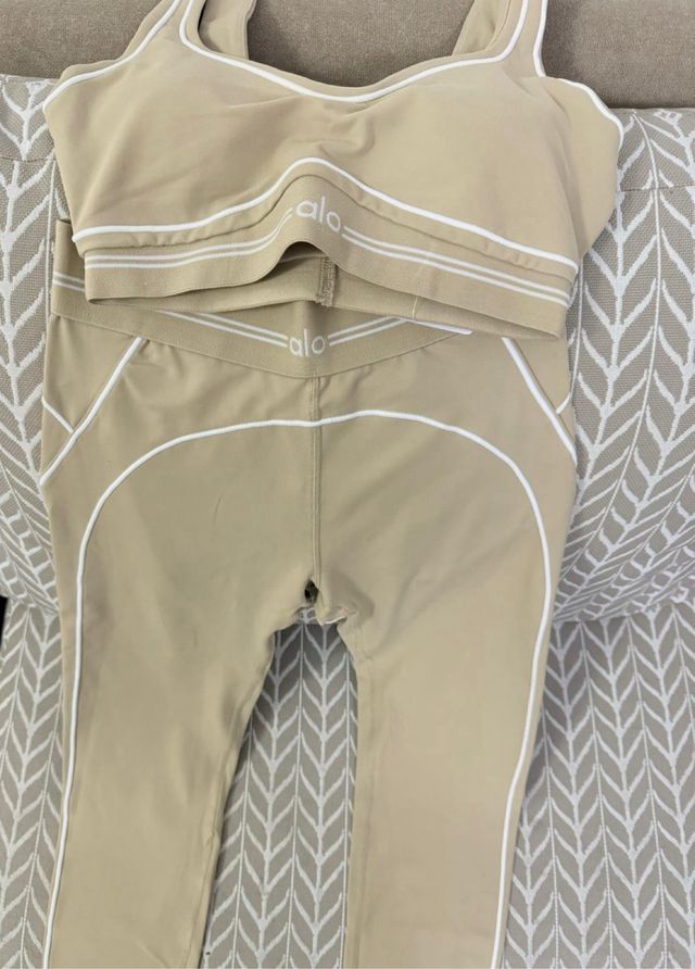 Conjunto deportivo Alo Yoga beige