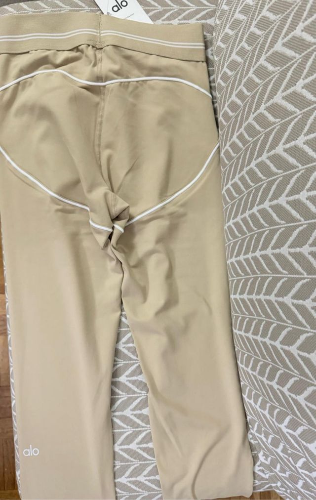 Conjunto deportivo Alo Yoga beige