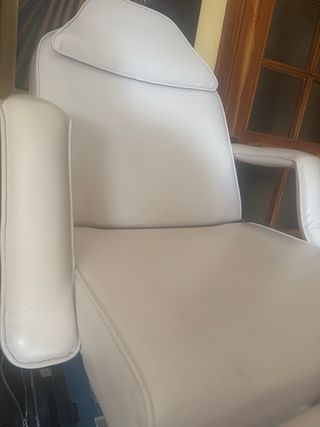 camilla masaje estética o tatuaje blanca