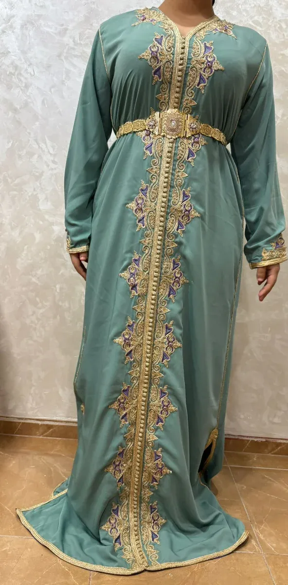 Caftán verde con bordado dorado y morado