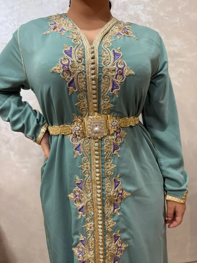 Caftán verde con bordado dorado y morado