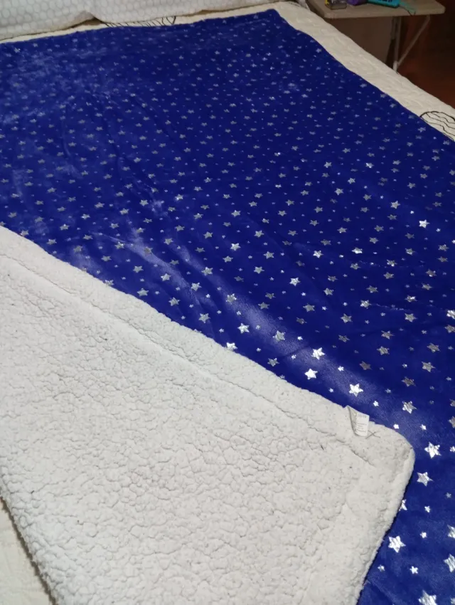 Manta con estrellas plateadas