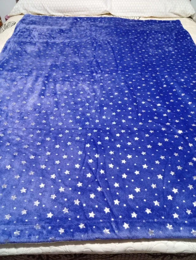 Manta con estrellas plateadas