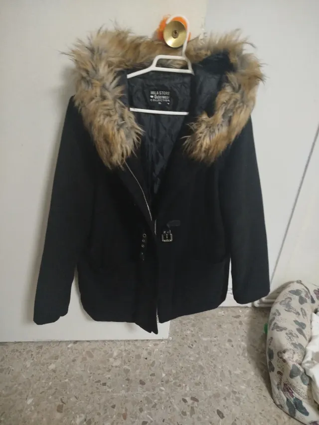 Abrigo negro Mila Store con capucha