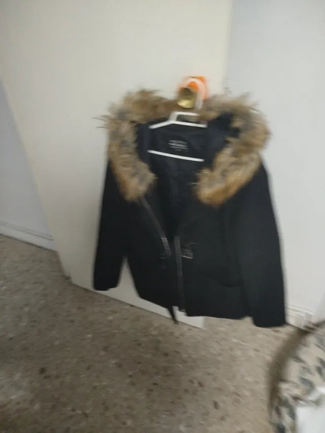 Abrigo negro Mila Store con capucha