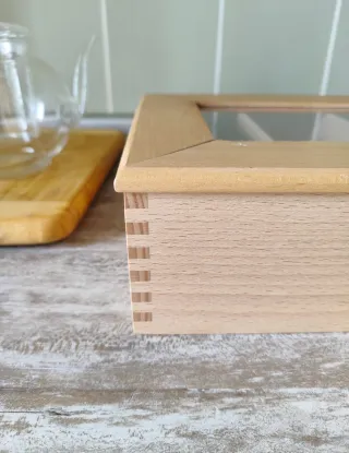 Scatola in legno con coperchio in vetro e scomparti