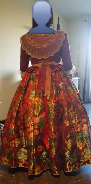 Traje de Fallera Rojo y Dorado.