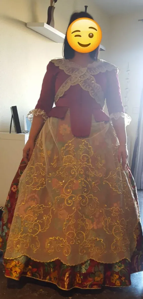 Traje de Fallera Rojo y Dorado.