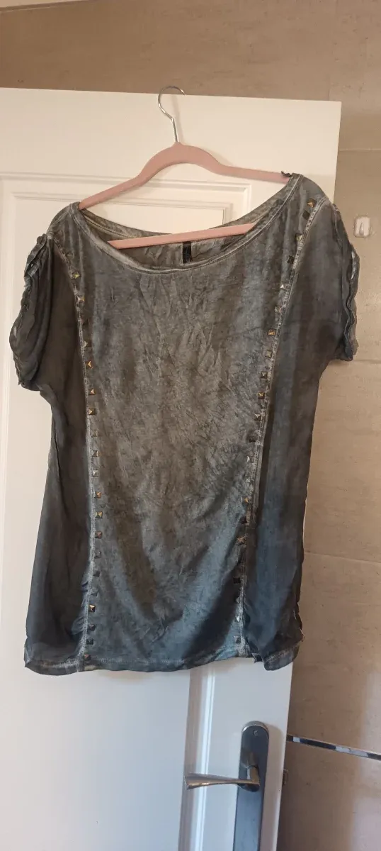 Camiseta gris Stradivarius con tachuelas