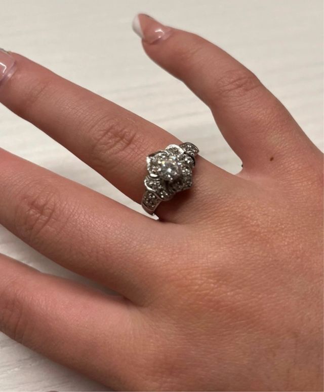 Anello con brillantino centrale