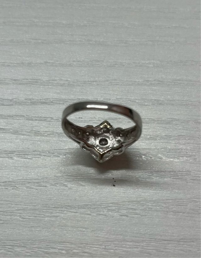 Anello con brillantino centrale