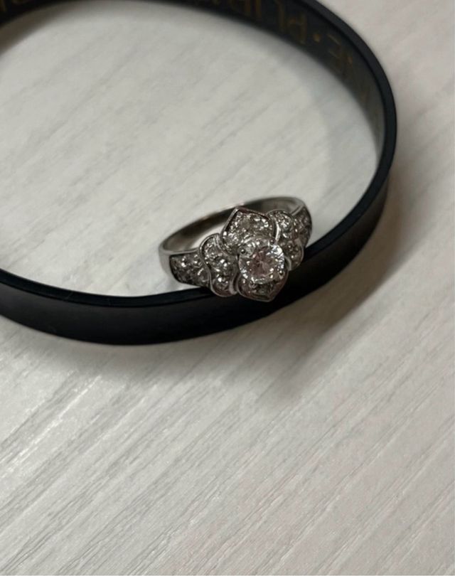 Anello con brillantino centrale