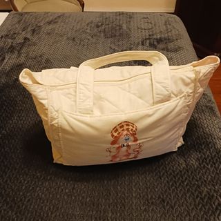 Cuna de madera con colchón y sábanas