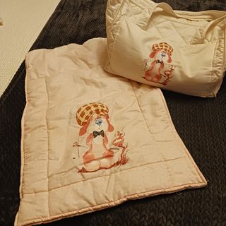 Cuna de madera con colchón y sábanas