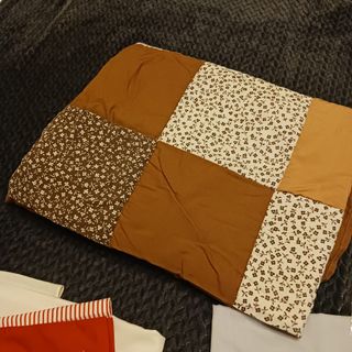 Cuna de madera con colchón y sábanas