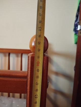 Cuna de madera con colchón y sábanas