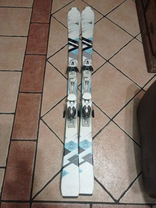 Esquís con fijaciones