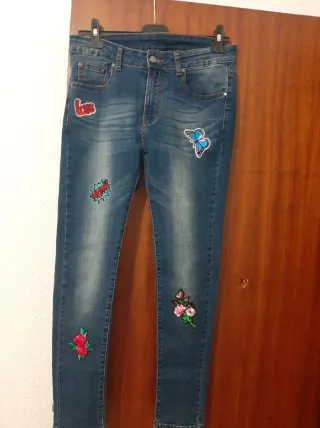 Pantalón vaquero con parches