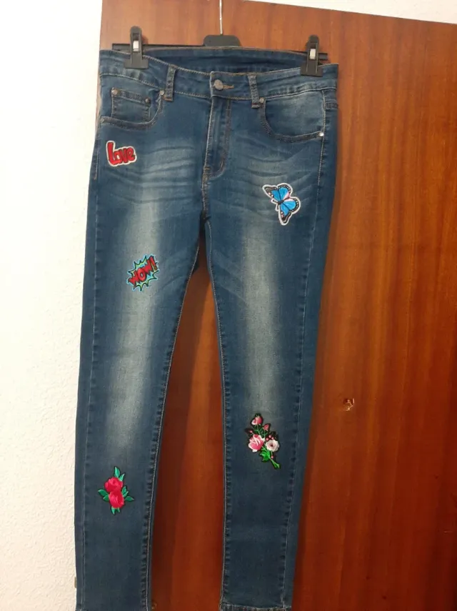 Pantalón vaquero con parches