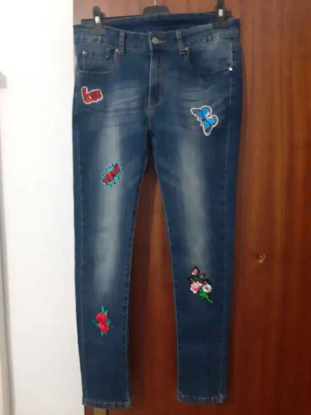 Pantalón vaquero con parches
