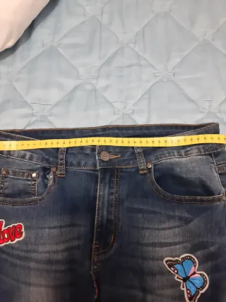 Pantalón vaquero con parches