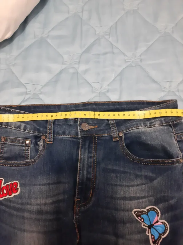 Pantalón vaquero con parches