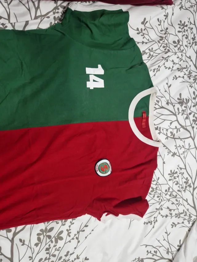 Camiseta deportiva hombre verde y roja