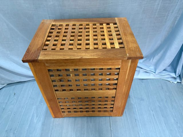 Cesto de madera para ropa