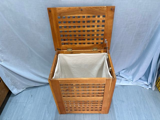 Cesto de madera para ropa