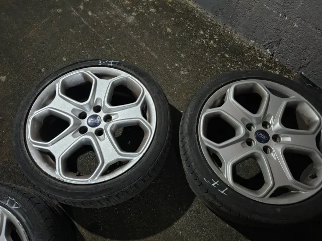 Llantas Ford en 18, de 5 tornillos originales