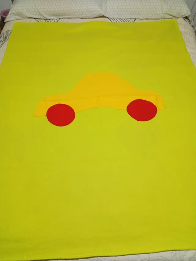 Manta infantil verde con coche