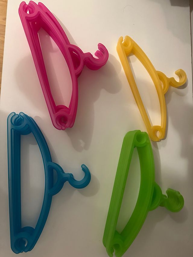 33 Perchas Juvenil Plástico Colores