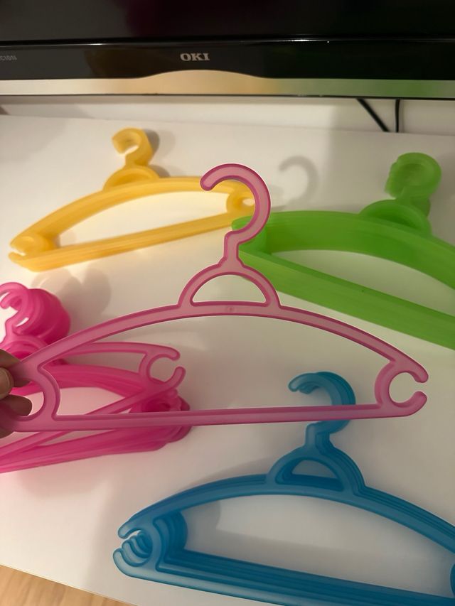 33 Perchas Juvenil Plástico Colores