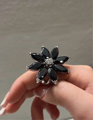 Anello fiore nero con zirconi