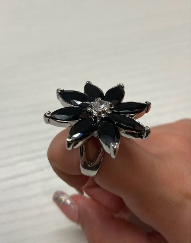 Anello fiore nero con zirconi