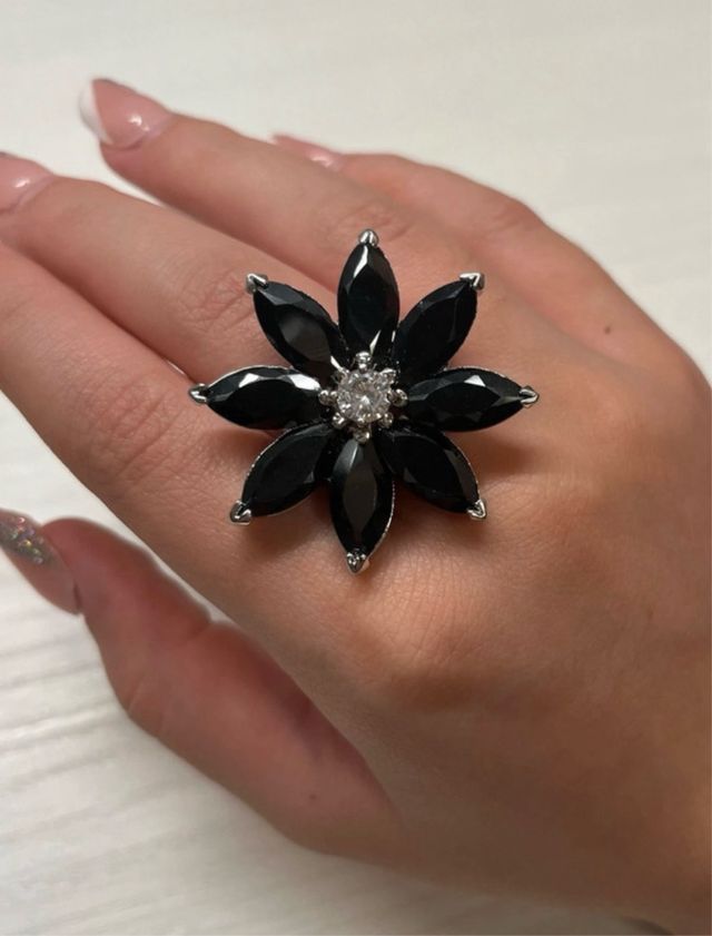 Anello fiore nero con zirconi