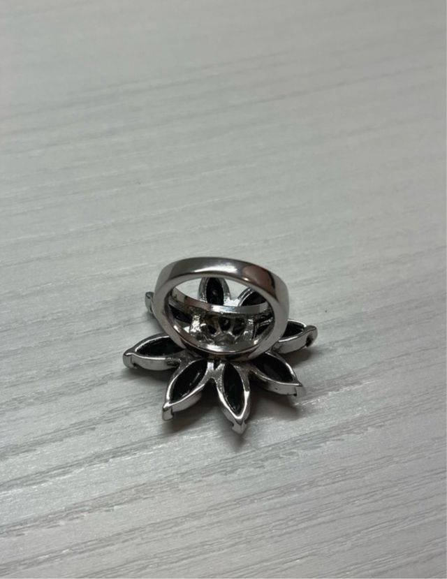 Anello fiore nero con zirconi