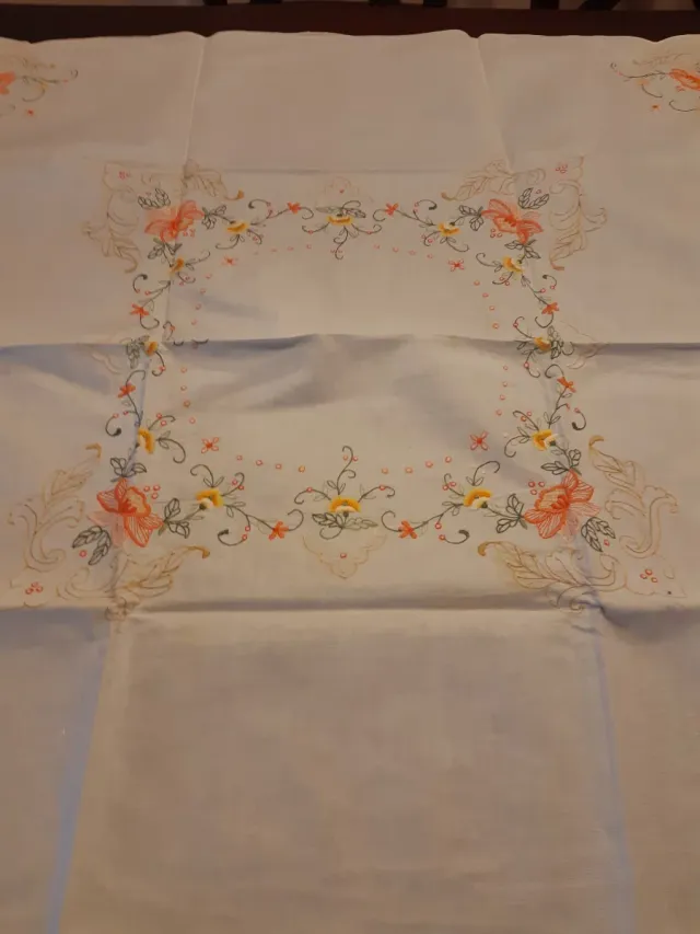 Tavolo tovaglia ricamata 82x82cm con 4 tovaglioli